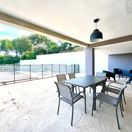 Villa Avec Piscine A Pour 6 Personnes *